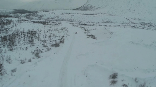 雪山和在路上行驶的汽车[半路]视频