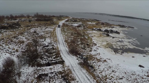 雪后行驶在俄罗斯索洛维茨基岸边上的汽车36秒视频