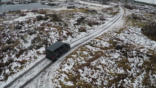 空中拍摄冬季汽车在乡村道路上行驶视频