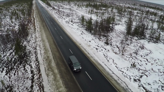 沿冬季道路行驶的黑色小型货车视频