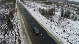 沿冬季道路行驶的黑色小型货车9秒视频