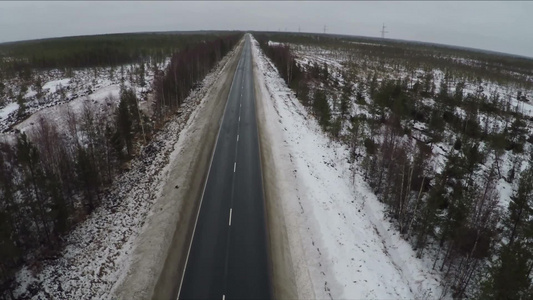 空中拍摄的冬季公路视频