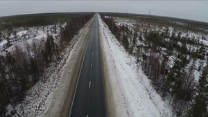 空中拍摄的冬季公路6秒视频