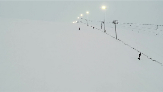 滑雪场上的滑雪者和椅子升降机视频