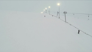 滑雪场上的滑雪者和椅子升降机20秒视频