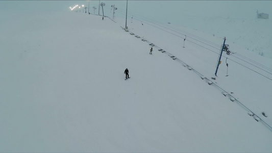 山中滑雪胜的滑雪者和升降座椅视频