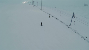 山中滑雪胜的滑雪者和升降座椅10秒视频