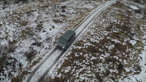 空中拍摄在寒冷的雪乡行驶的汽车21秒视频