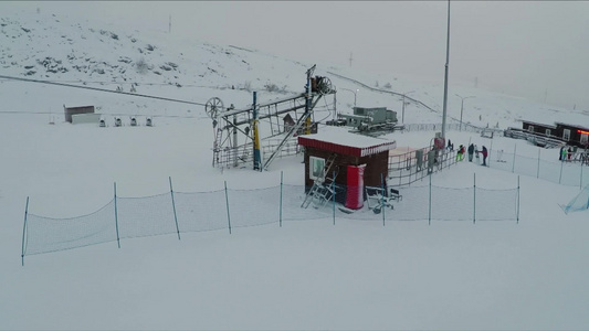 工作滑雪升降机的鸟瞰图视频