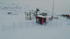 工作滑雪升降机的鸟瞰图15秒视频