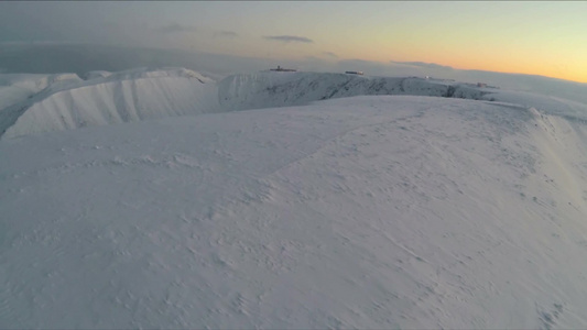 鸟瞰冬季雪山视频