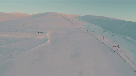 航拍滑雪场和滑雪升降机视频