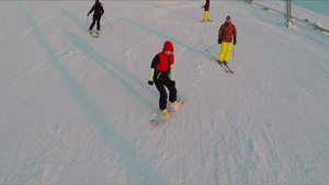 一组滑雪者在滑雪坡上滑雪9秒视频