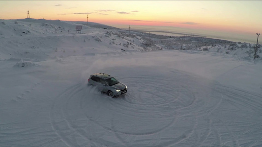 在雪地上片漂移的汽车视频