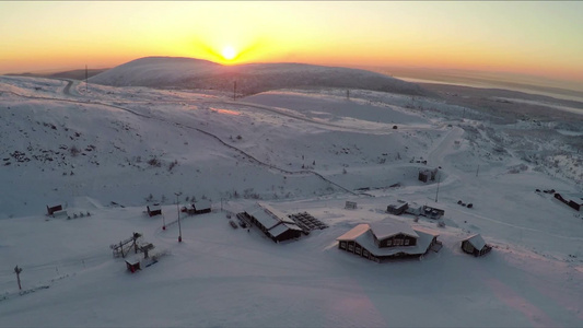 冬季滑雪胜地的空中拍摄视频