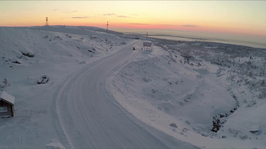 在雪地里行驶的越野车视频