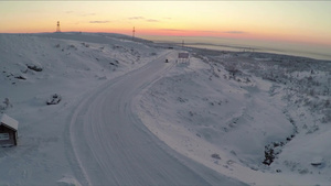 在雪地里行驶的越野车42秒视频