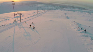 日落时滑雪者在跑道滑雪46秒视频