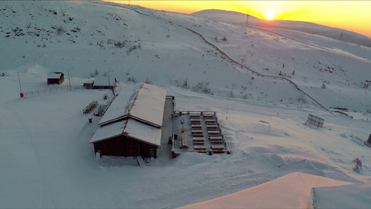 冬天日出时滑雪场航拍视频