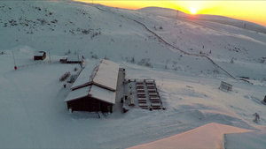 冬天日出时滑雪场航拍24秒视频