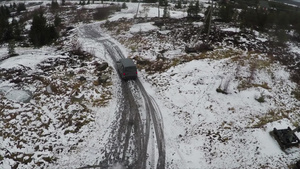 沿乡村雪道路行驶的小型货车47秒视频