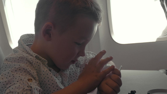 小男孩在飞机上使用智能手表视频