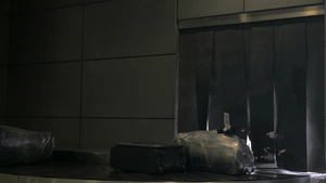 旅行袋和手提箱正在机场的行李传送带上移动26秒视频