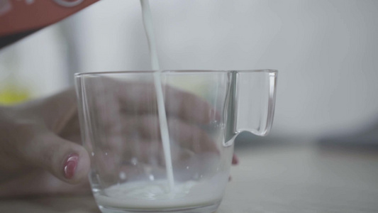 女人倒了一杯牛奶[每杯]视频