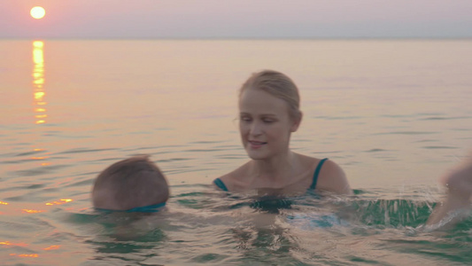 日落时和妈妈在海里游泳视频