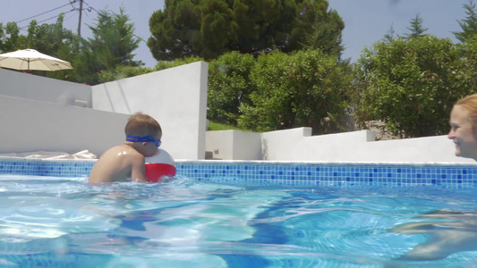 游泳池里玩皮球的小男孩视频