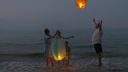一家人在海边放孔明灯视频