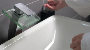 用洗手液洗手的特写镜头16秒视频