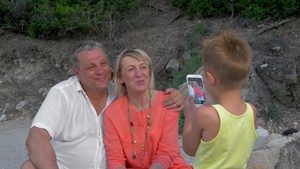 小孙子在户外用智能手机拍摄快乐的祖父母照片18秒视频
