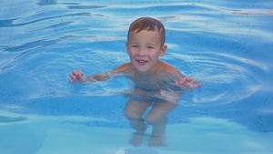 微笑男孩在游泳池里休息游泳22秒视频