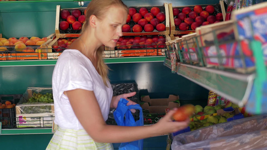 购买水果的中年女性[所购]视频