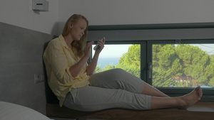 女人坐在窗台上打电话15秒视频