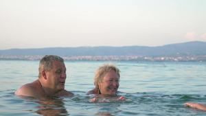 在海里游泳的老年夫妇和小男孩12秒视频