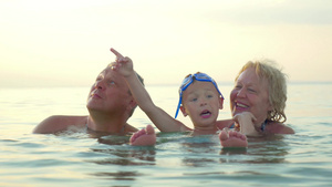 海里游泳的一家人18秒视频