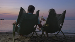 傍晚海边躺椅上夫妇欣赏海景9秒视频