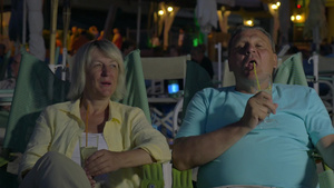 幸福的老年夫妇晚上在海滩上享受假期37秒视频