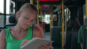 女孩坐在公交车上玩平板10秒视频