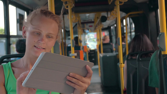 公交上使用平板电脑的女士视频