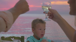 日落时一家人在海边餐厅吃晚饭11秒视频