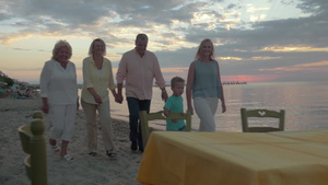 在海边度假的大家庭31秒视频