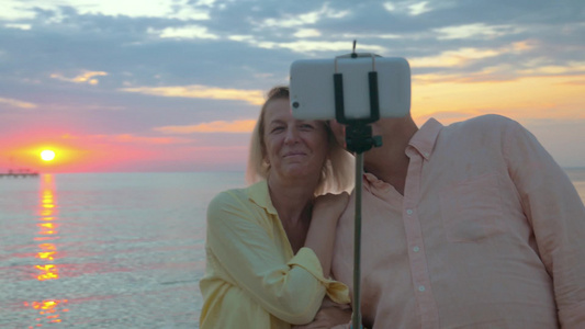 夫妇在大日落背景上拍照视频