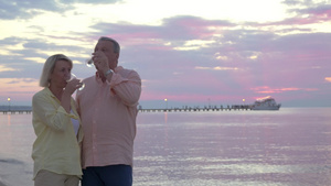 海边喝酒散步的夫妇28秒视频