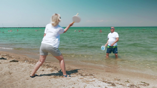 在海滩上打球的中年男女视频