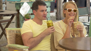 年轻夫妇坐在咖啡馆里喝着冰咖啡52秒视频