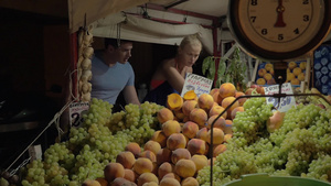 年轻的家庭夫妇在市场买水果和蔬菜14秒视频
