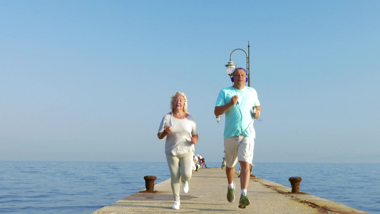 沿着码头跑步的老年夫妇视频